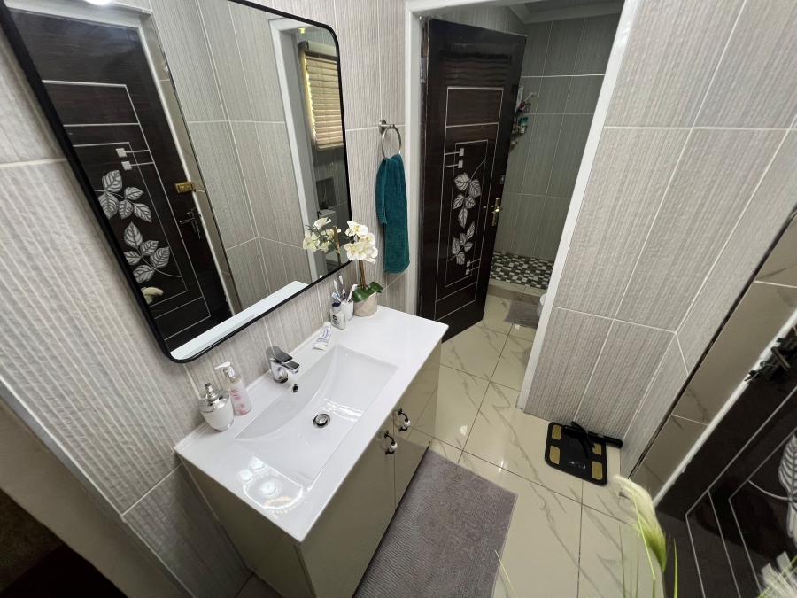 6 Bedroom Property for Sale in Irene Park North West